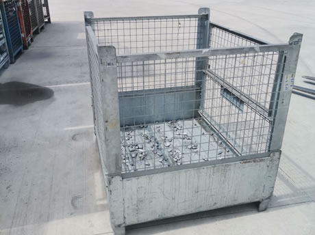 Contenitori metallici con sponde in rete