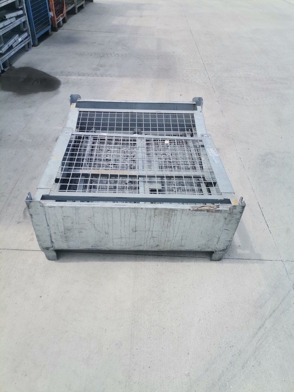Contenitori metallici con sponde in rete