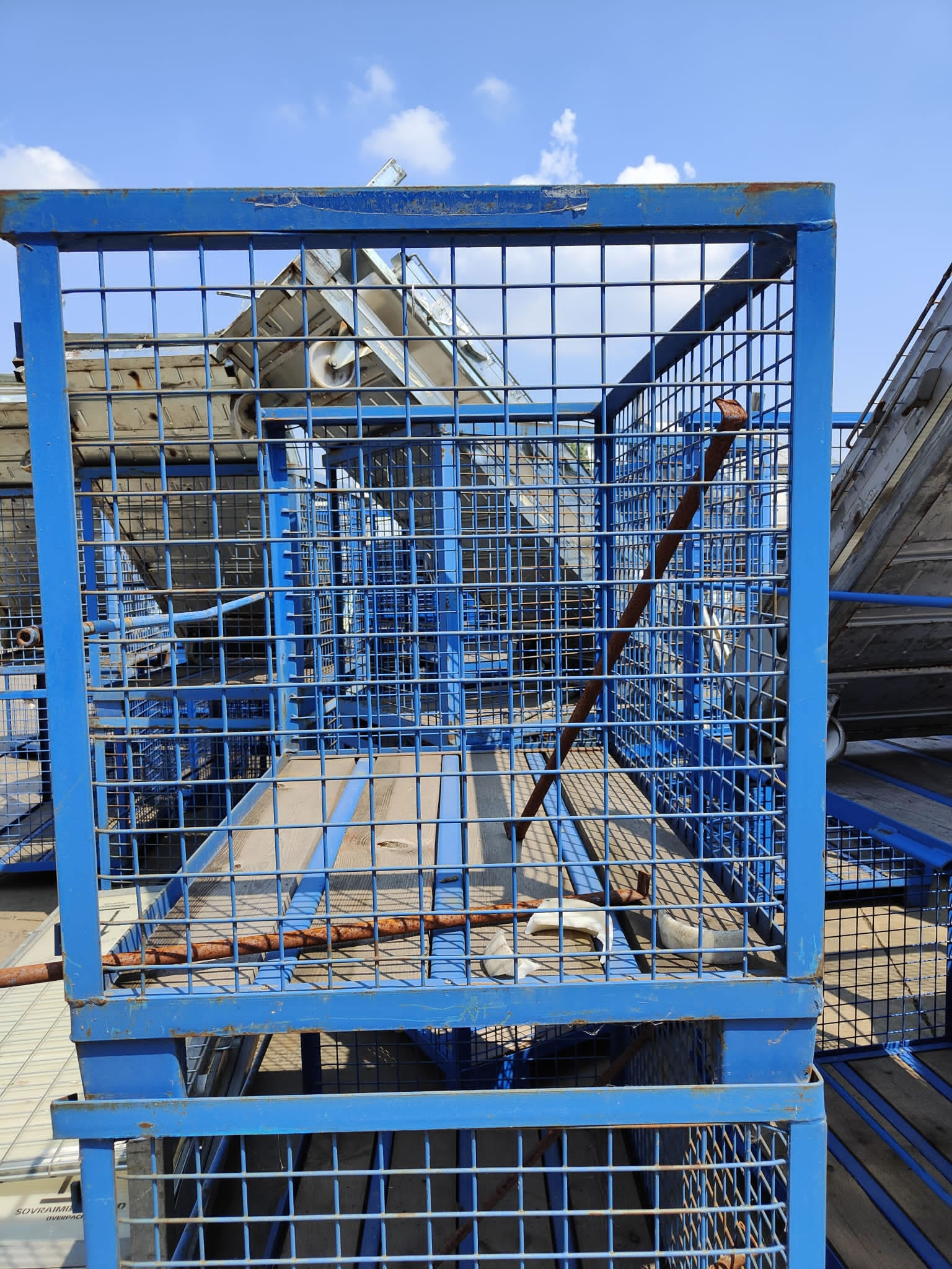 Casse metalliche in rete chiuse su tre lati - Misure: 1250x810xh960 - Disponibiliti 50 pezzi - Portata kg500